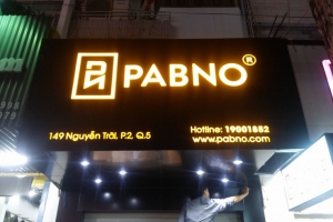 Thiết kế bảng hiệu Mica shop quần áo PABNO